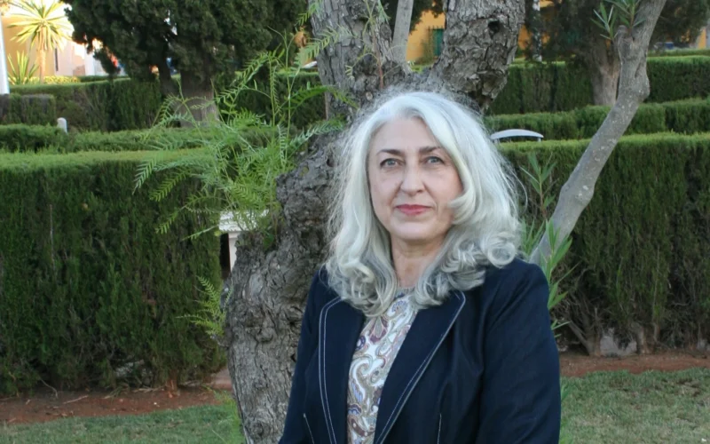 La autora Merse León deslumbra con su primera novela, «La casa de las amapolas rojas».