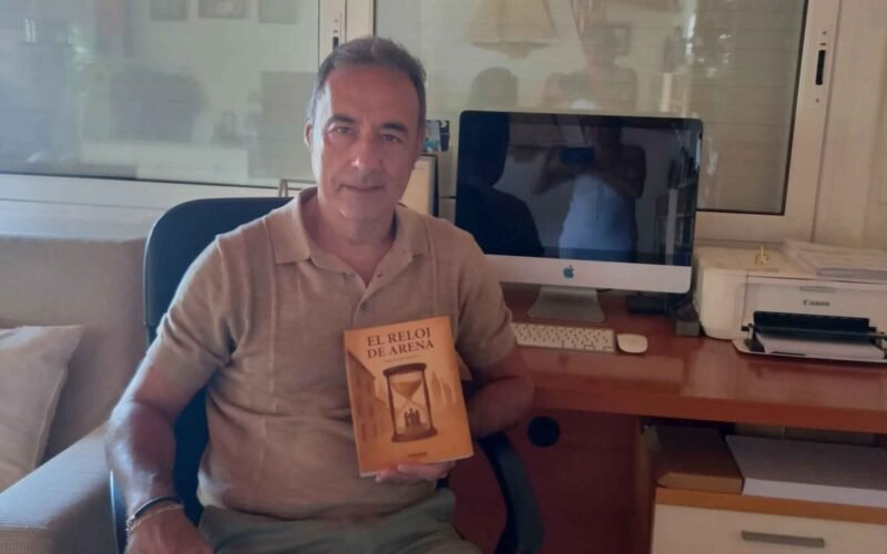SERGIO ROMANO DE ANTONIO EXPLORA LA EMPATÍA Y LOS VALORES HUMANOS EN SU DEBUT LITERARIO ‘EL RELOJ DE ARENA’